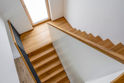 Faltwerktreppe mit Podest und Holzgeländer
