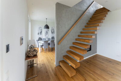 moderne Kragarmtreppe aus Eiche mit Holzgeänder